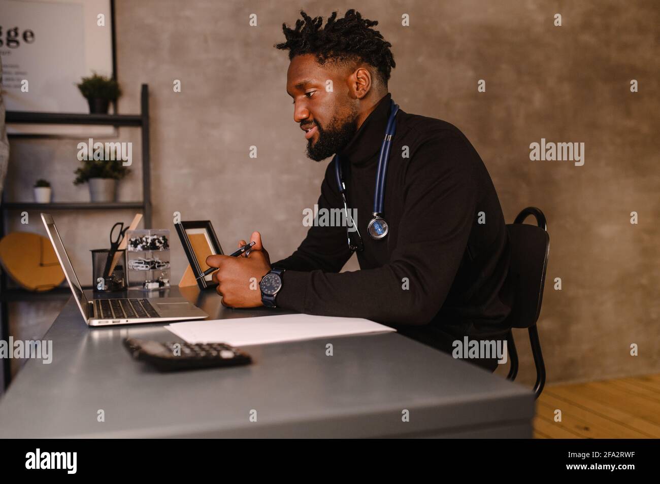 télésanté avec rendez-vous virtuel du médecin et séance de thérapie en ligne. Conférence en ligne du médecin noir Banque D'Images télésanté avec rendez-vous virtuel du médecin et séance de thérapie en ligne. Conférence en ligne du médecin noir Banque D'Images