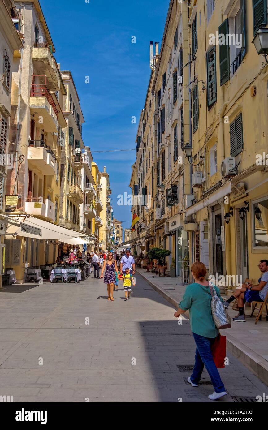 rue dans la ville de Corfou Kerkyra, île de Corfou Grèce, Banque D'Images