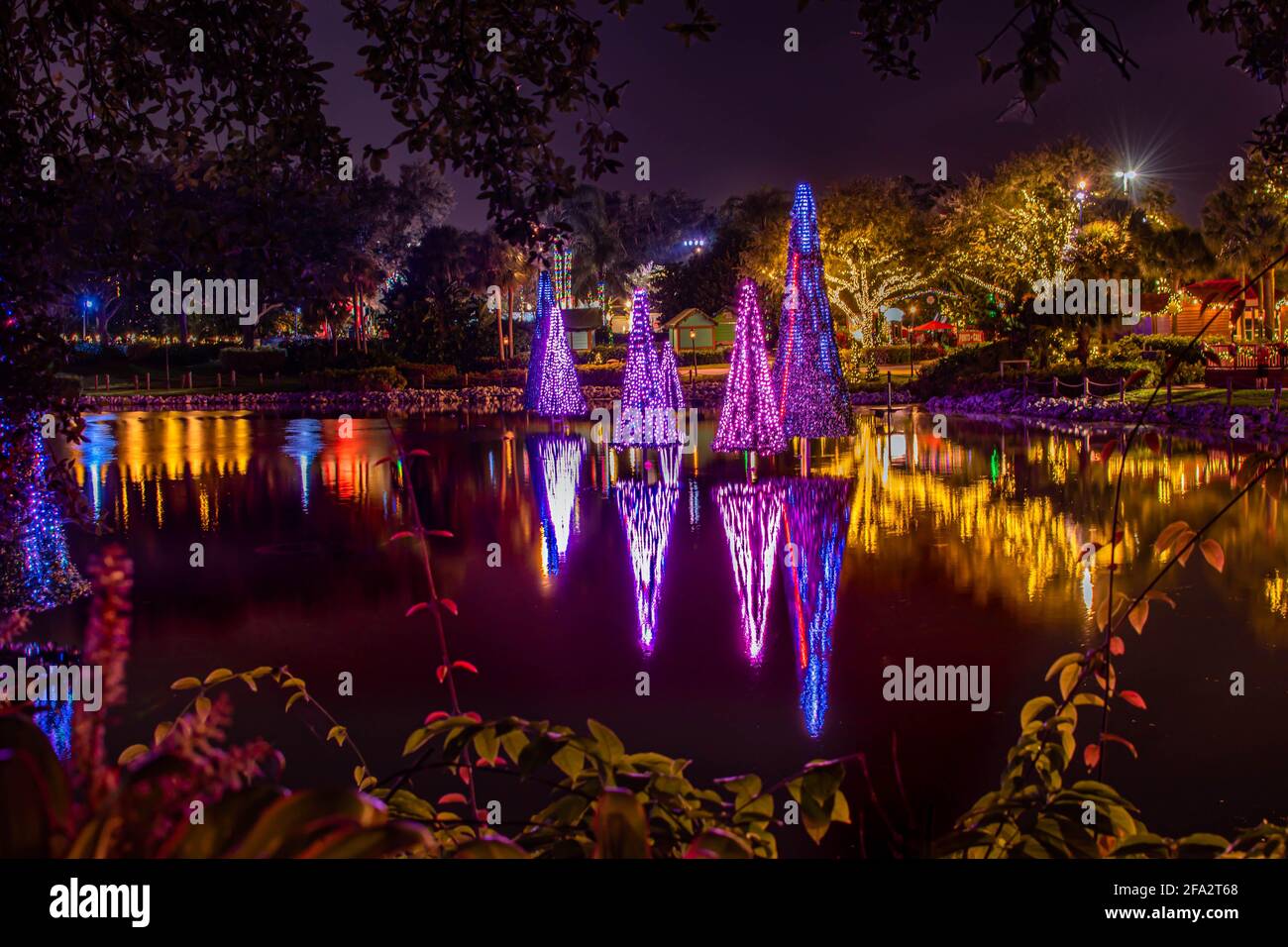 Orlando, Floride. 25 novembre 2020. Vue panoramique sur les arbres de Noël colorés et illuminés à SeaWorld (14) Banque D'Images