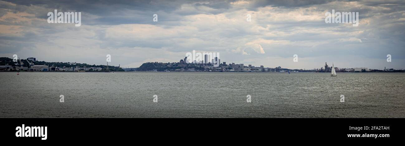 Bannière web sombre de la ville de Québec d'Orléans île dans un après-midi nuageux Banque D'Images