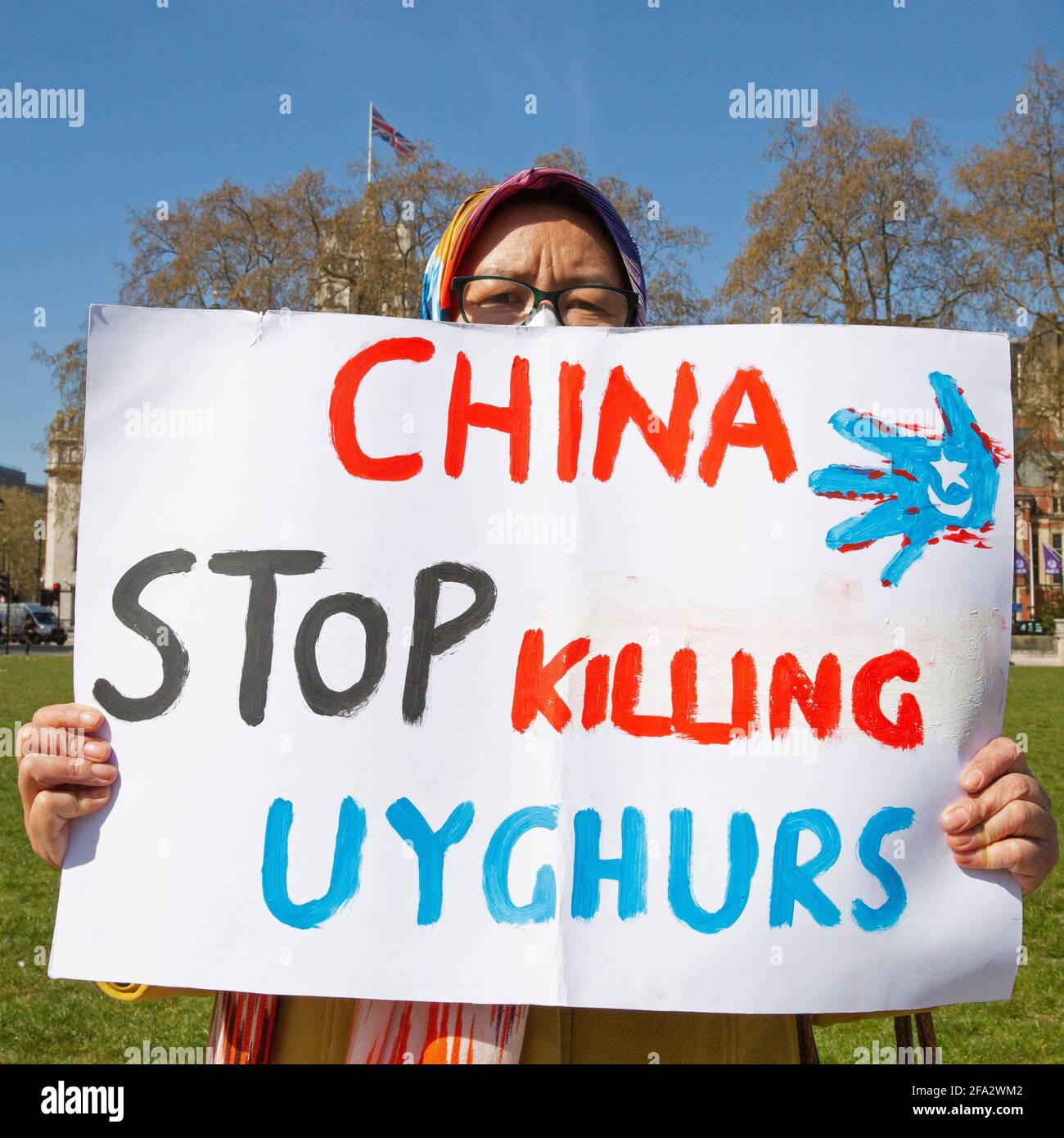 Les gens du groupe de solidarité Uyghur protestent devant les maisons Du Parlement le 22 avril 2021 en tant que député votez pour reconnaître le traitement Banque D'Images