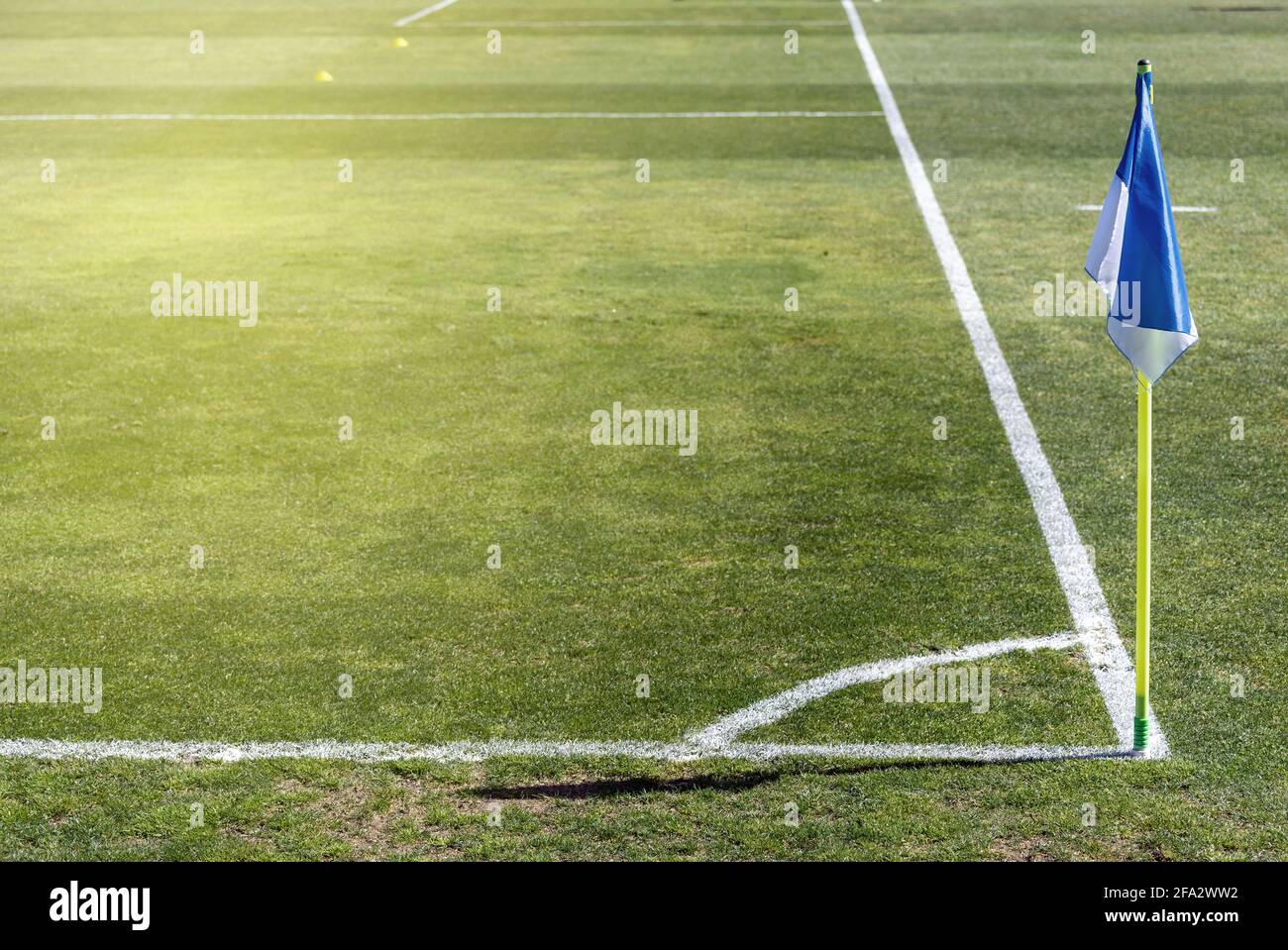 Drapeau d'angle dans un terrain de football sur un terrain d'herbe naturelle. Banque D'Images