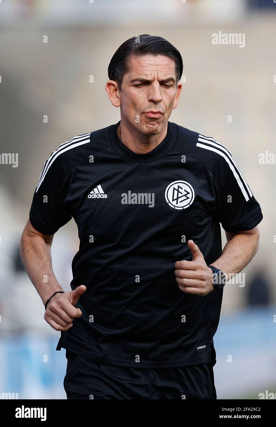 Heidenheim, Allemagne. 21 avril 2021. Firo: 21 avril 2021, ballon de football, 2ème Bundesliga, saison 2020/2021, 1er FC Heidenheim - VfL Bochum c. arbitre à gauche Deniz Aytekin | utilisation dans le monde crédit: dpa/Alay Live News Banque D'Images