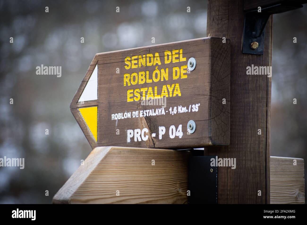 CERVERA DE PISUERGA, ESPAGNE - 15 avril 2019 : affiche de Senda del Robblon de estalaya à Palencia, Espagne Banque D'Images
