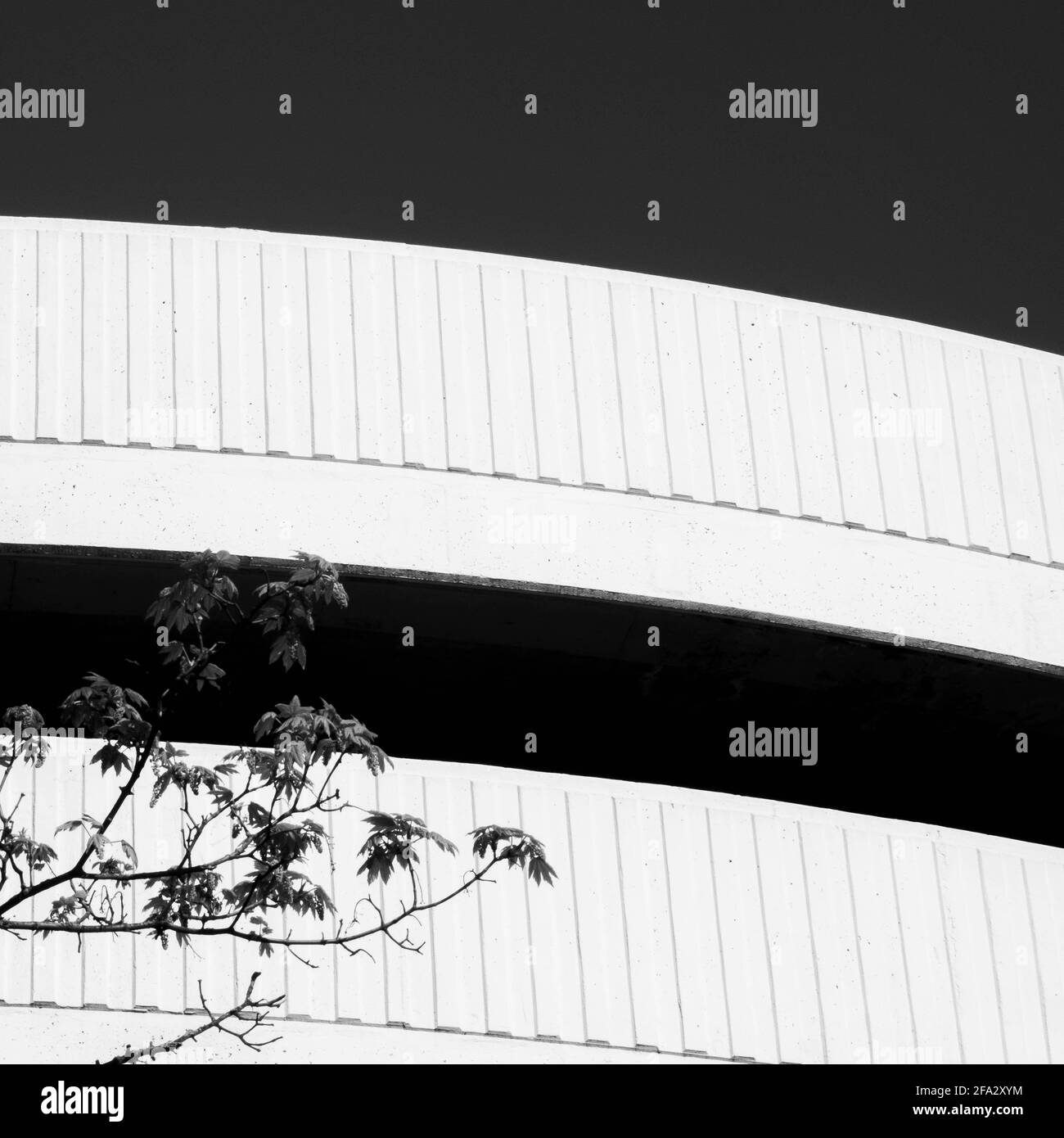 Kingston Londres, Royaume-Uni, avril 19 2021, Noir et blanc image monochrome d'UNE architecture de parc automobile de centre-ville sans personne Banque D'Images