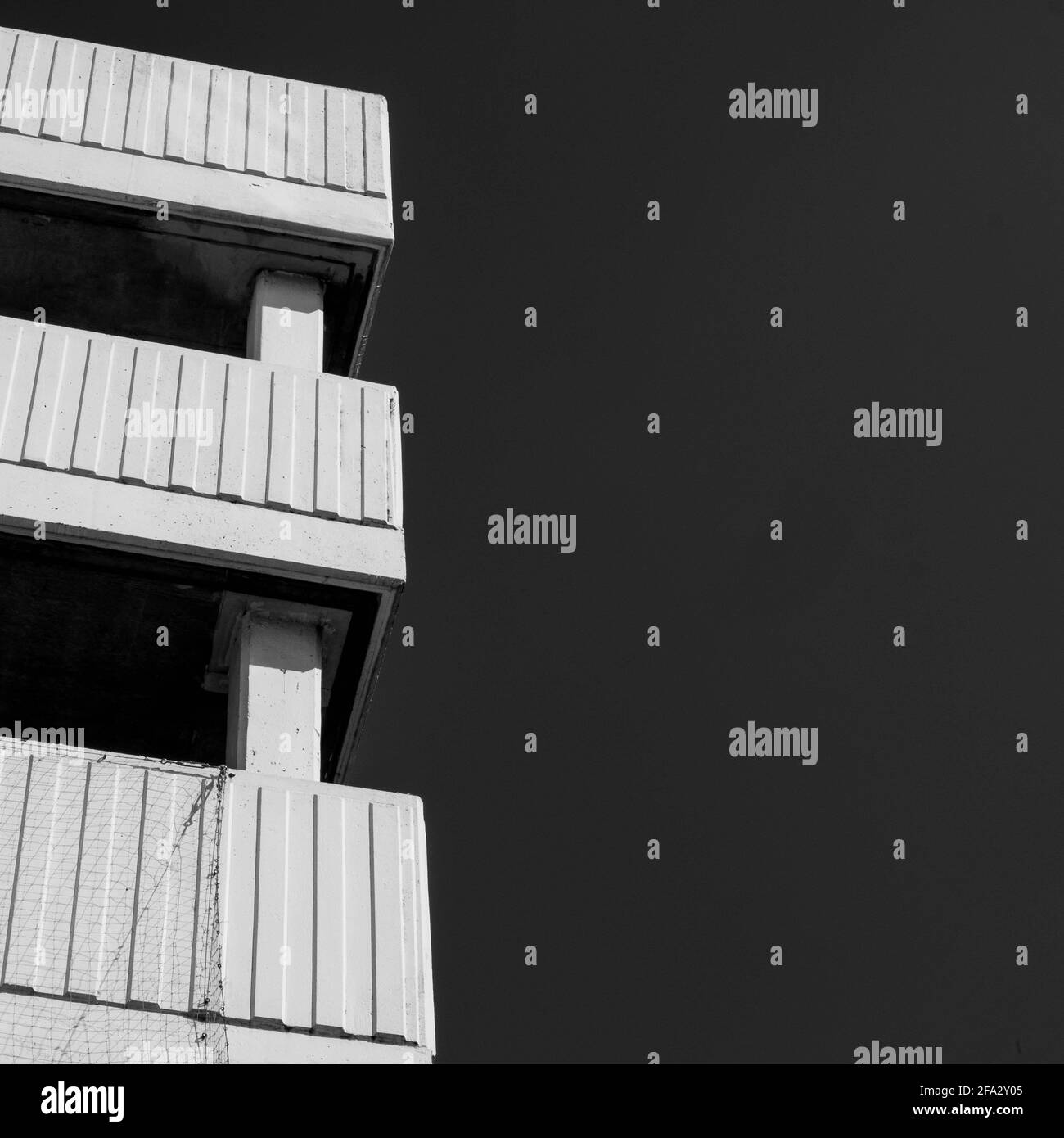 Kingston Londres, Royaume-Uni, avril 19 2021, Noir et blanc image monochrome d'UNE architecture de parc automobile de centre-ville sans personne Banque D'Images