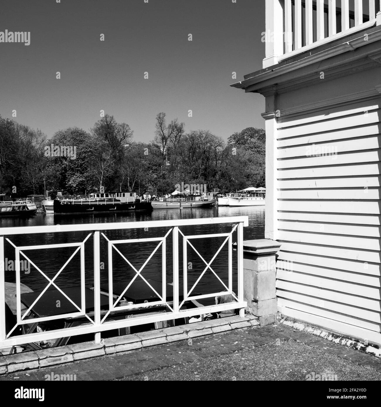 Kingston London, Royaume-Uni, avril 19 2021, image en noir et blanc des Péniche amarrée sur la Tamise sans personne Banque D'Images