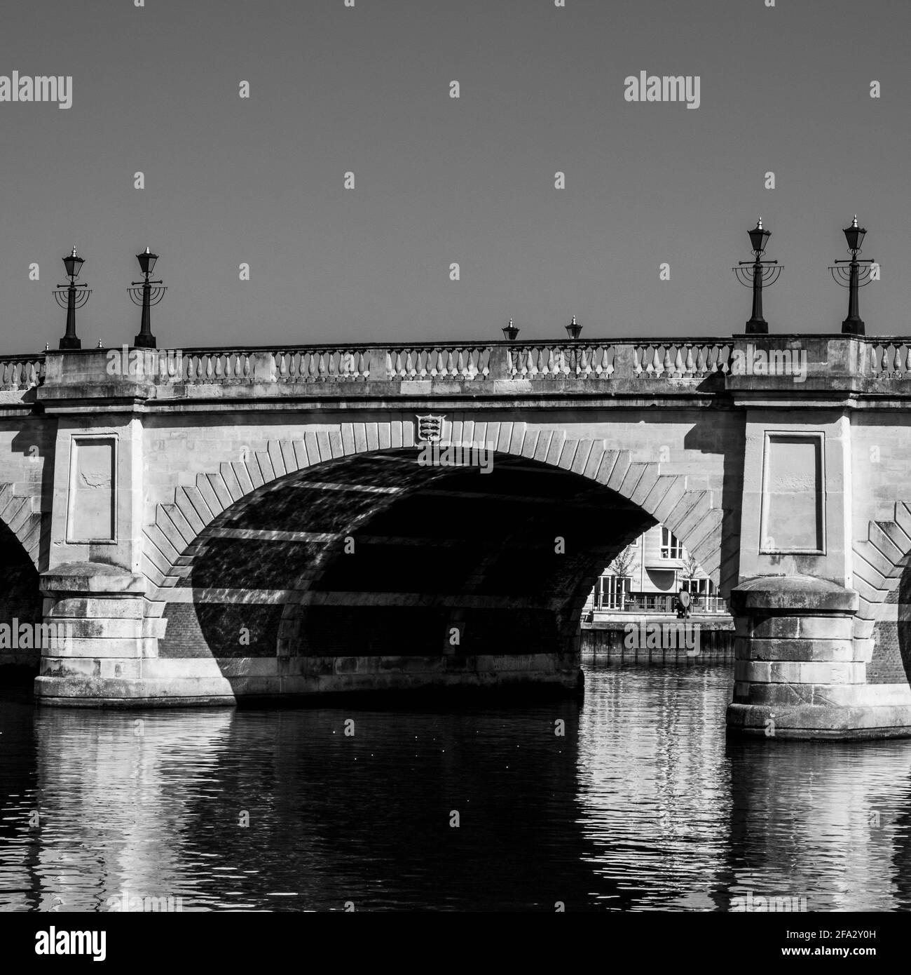 Kingston London, Royaume-Uni, avril 19 2021, image en noir et blanc du pont de Kingston qui traverse la Tamise à Londres sans personne Banque D'Images