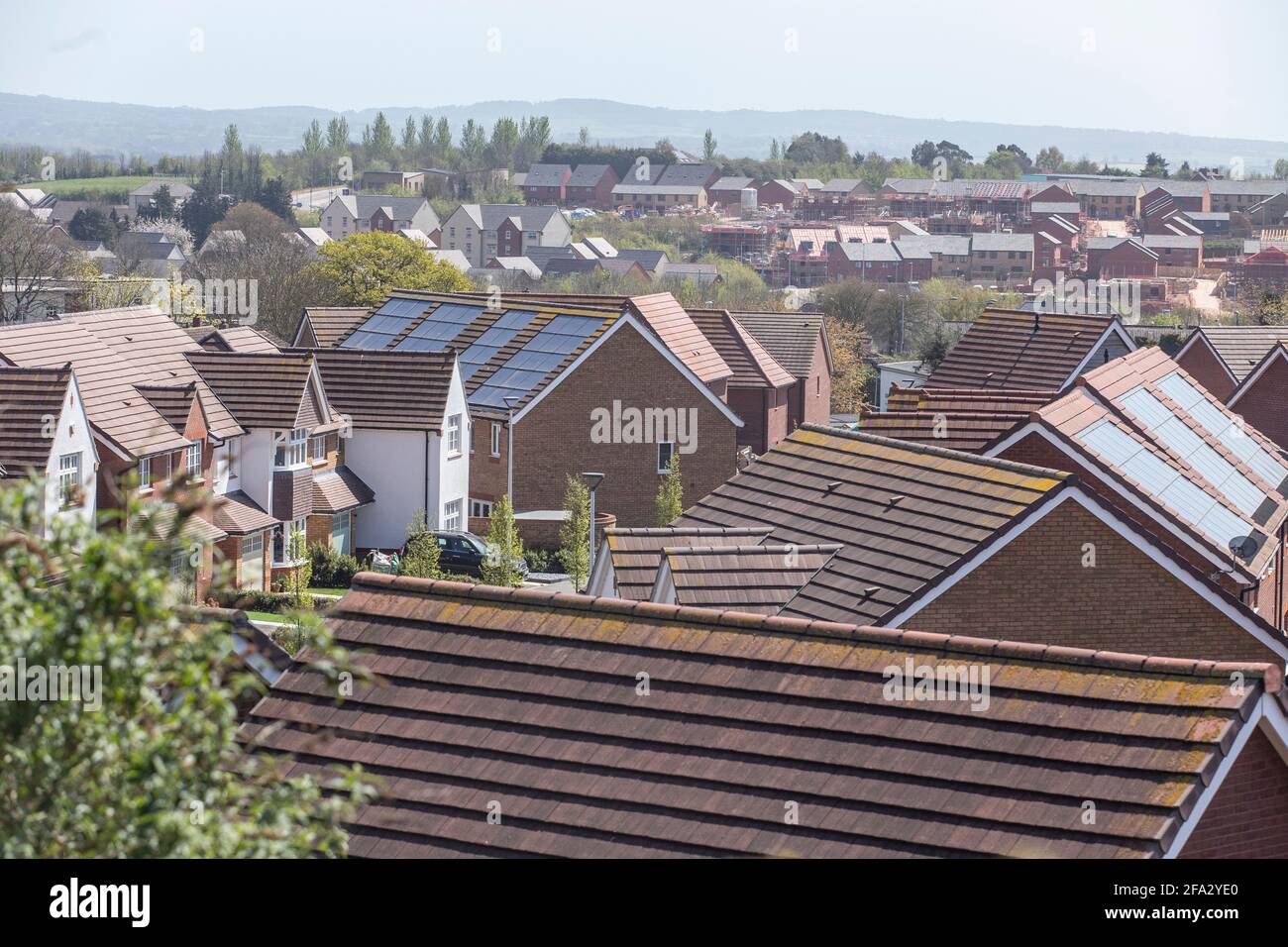 Vue sur les toits de maisons neuves à Pinhoe Exeter, Devon, avec panneaux solaires visibles. Nouveau bâtiment de maison, propriété. Banque D'Images