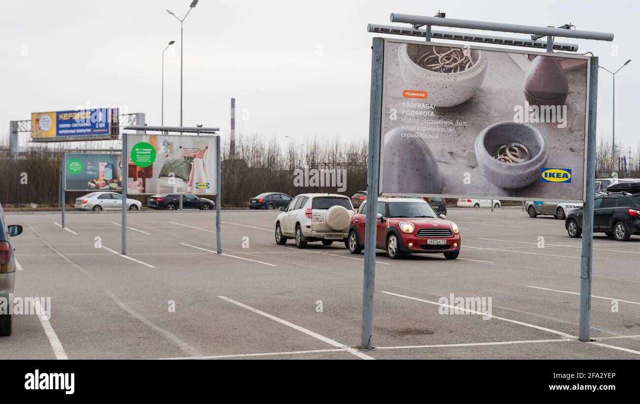 Trois panneaux publicitaires extérieurs d'IKEA Russie près de l'allée du magasin présentant les produits populaires de la marque à Saint-Pétersbourg, Russie Banque D'Images