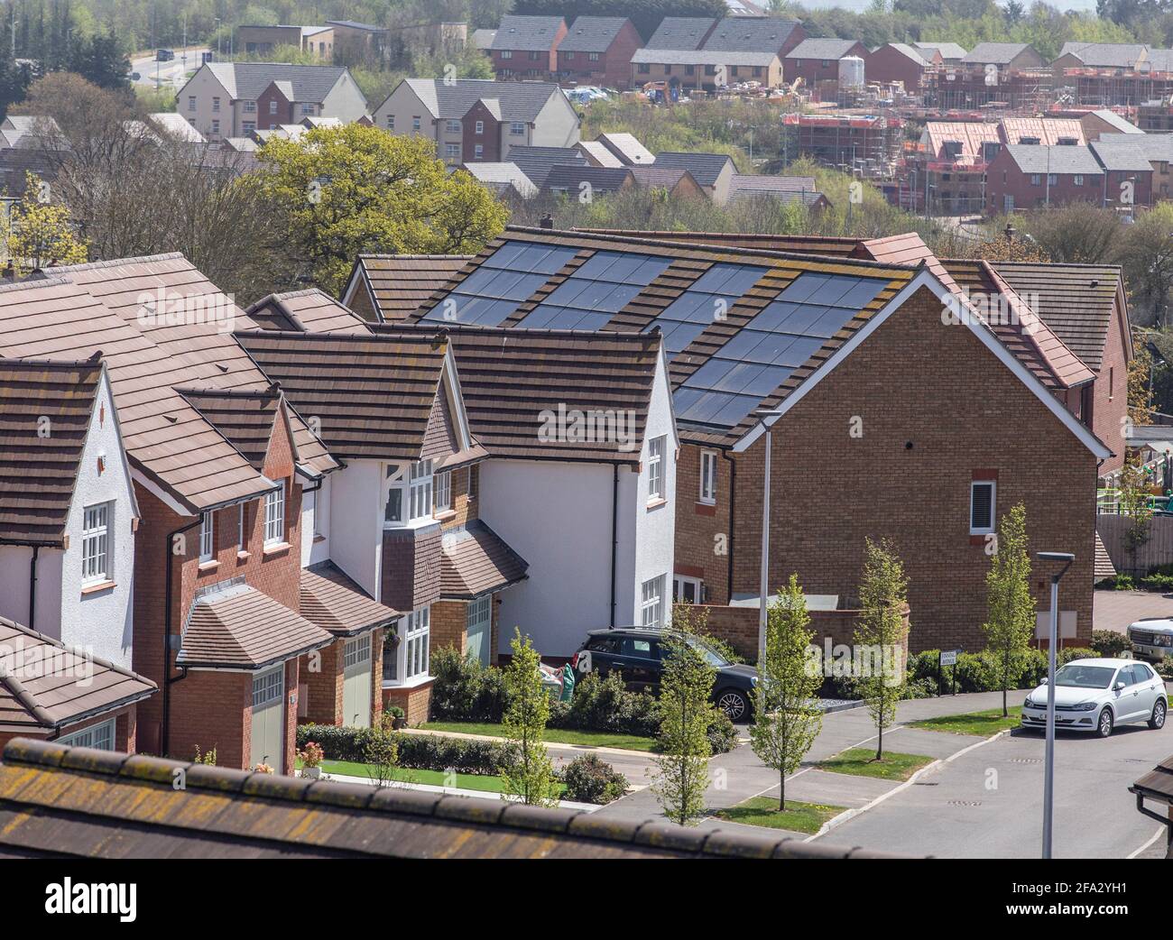 Panneaux solaires sur les toits des maisons neuves à Pinhoe Exeter, Devon. Maisons neuves, sources d'énergie durables. Construction de maisons. Banque D'Images