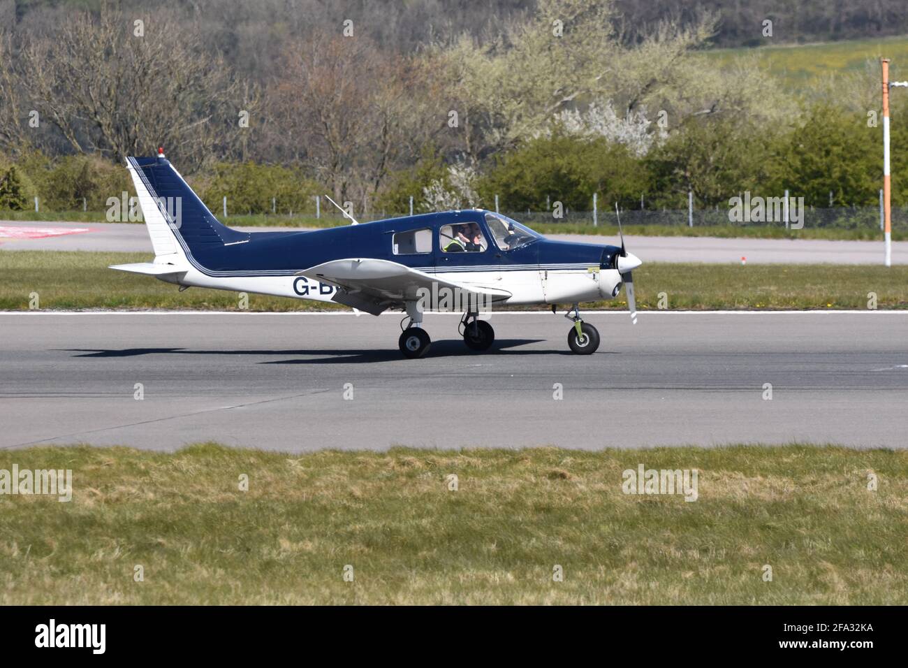 A Piper PA28-140 G-BCJN Cherokee simple moteur quatre feux de siège Atterrissage à l'aéroport international de Bristol le 22 Avril 2021 Banque D'Images