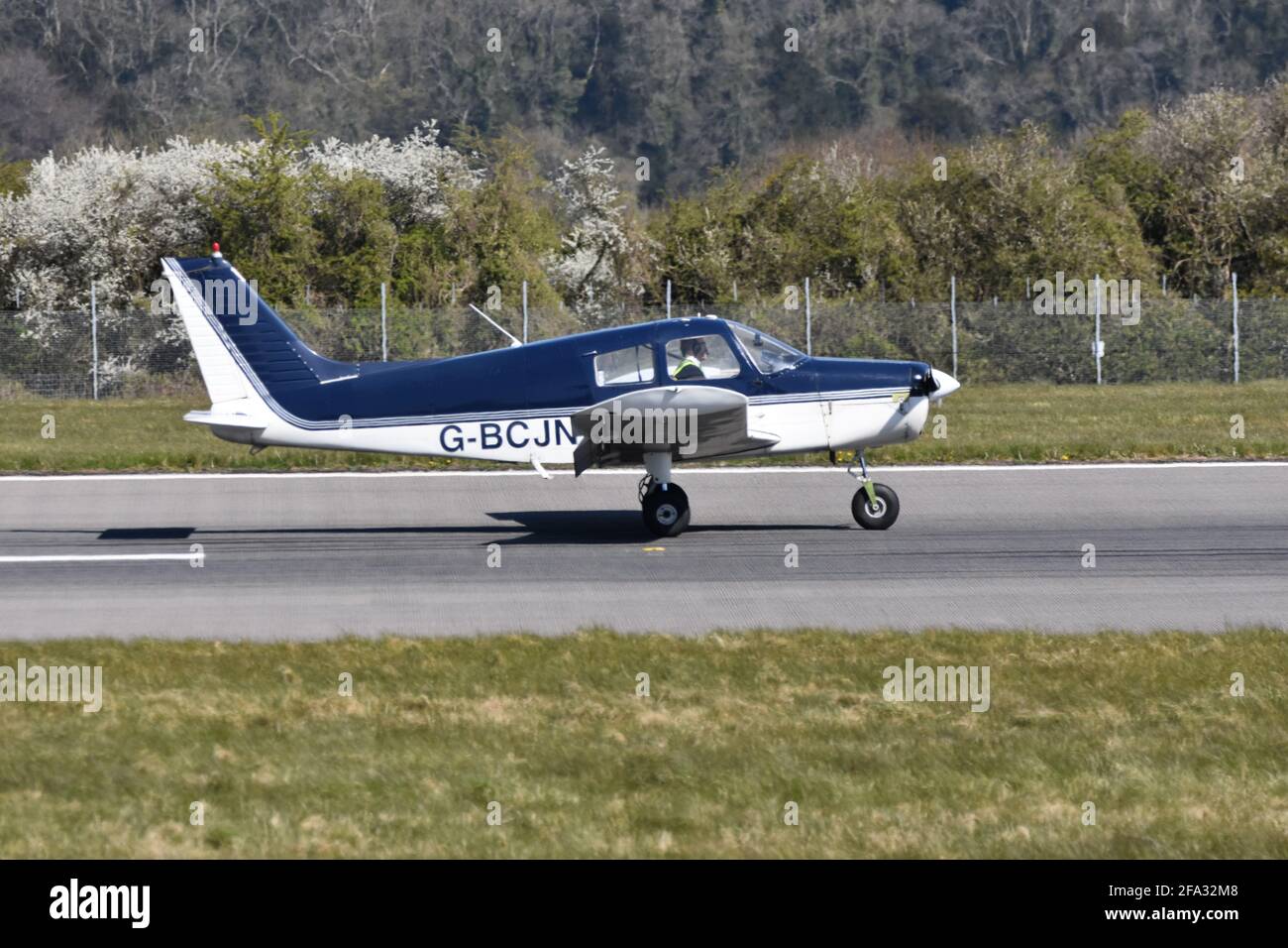 A Piper PA28-140 G-BCJN Cherokee simple moteur quatre feux de siège Atterrissage à l'aéroport international de Bristol le 22 Avril 2021 Banque D'Images