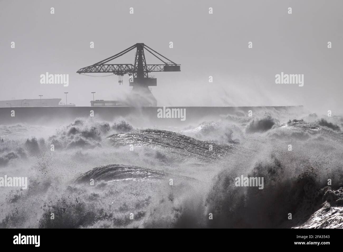 Leixoes port mur nord sous une forte tempête. Bleu ton. Banque D'Images