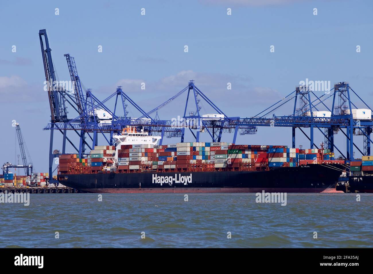 Le navire à conteneurs Hapag-Lloyd 'Al Hilal' a été amarré au port de Felixstowe, Suffolk, Royaume-Uni. Banque D'Images