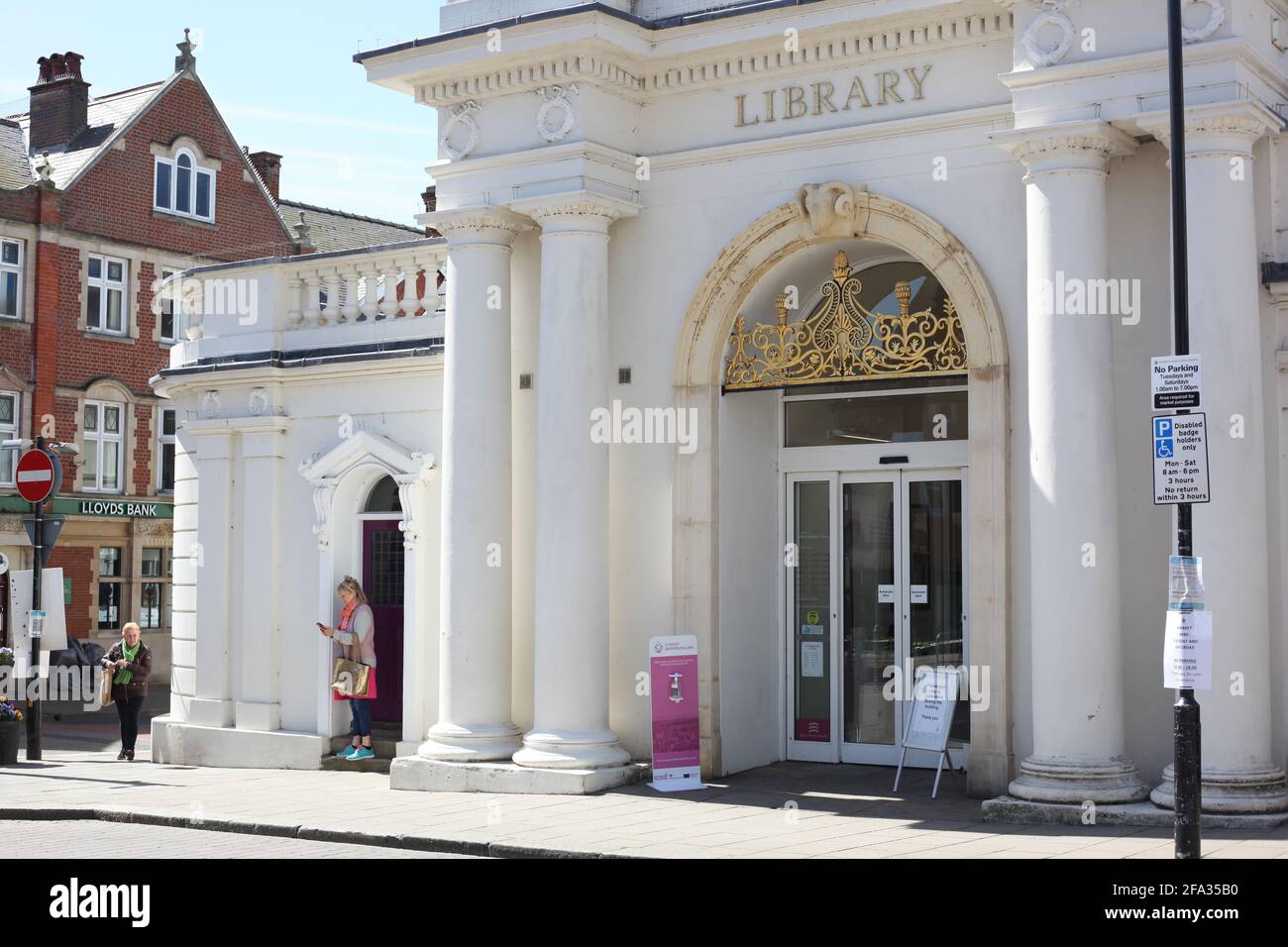 Vue sur la bibliothèque Gibson / la bibliothèque municipale de Market Town of Saffron Walden, Essex, Grande-Bretagne Banque D'Images
