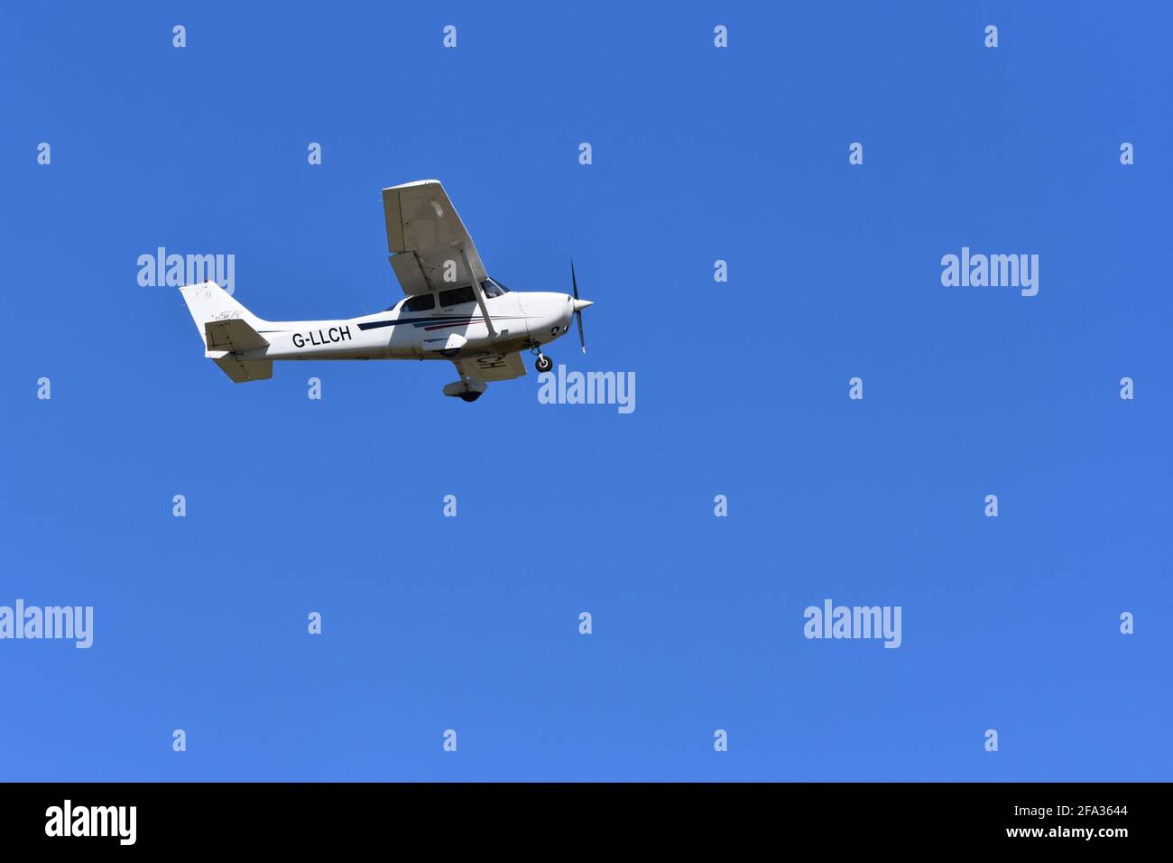 Un Cessna C172S G-LLCH léger dans le ciel au-dessus de Lulsgate, à l'aéroport de Bristol avec un magnifique fond bleu ciel Banque D'Images Un Cessna C172S G-LLCH léger dans le ciel au-dessus de Lulsgate, à l'aéroport de Bristol avec un magnifique fond bleu ciel Banque D'Images