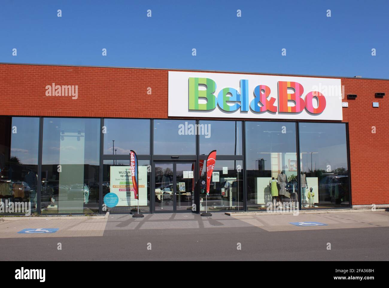 LEBBEKE, BELGIQUE, 17 AVRIL 2021 : vue extérieure d'un magasin de vêtements  Bel et Bo. C'est une société et une chaîne de magasins belges qui font la  promotion de la qualité à