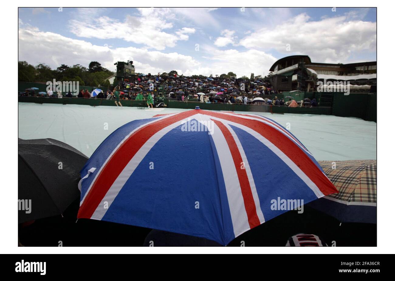 Premier jour de Wimbledon... Après 20 min du premier match, la pluie a arrêté de jouer... pic David Sandison 21/6/2004 Banque D'Images