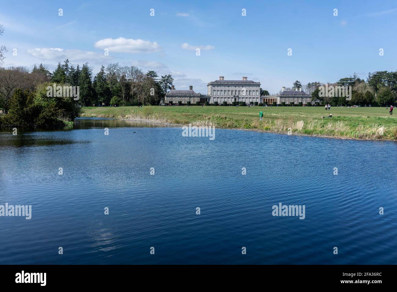 Le lac et le parc en face de Castletown House à Kildare, en Irlande. La maison a été construite dans les années 1720 et est dans le soin de l'OPW. Banque D'Images
