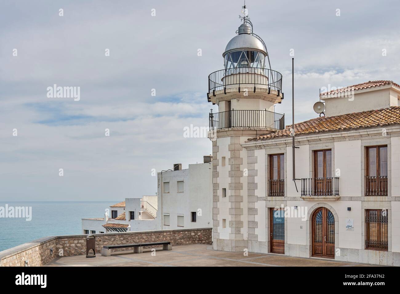 Le phare de Peñíscola est situé à côté du château et est le centre d'accueil des visiteurs, Castellon, Espagne, Europe Banque D'Images