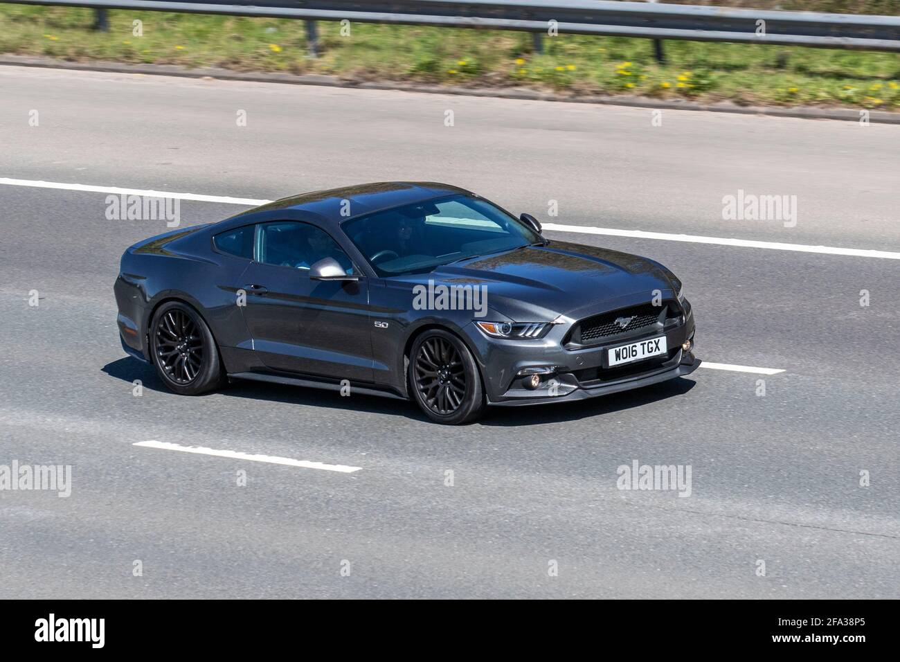 2016 Ford noir Mustang GT 2DR coupé; véhicules en mouvement, voitures, véhicule roulant sur les routes du Royaume-Uni, moteurs, conduite sur le réseau autoroutier anglais M6 Banque D'Images