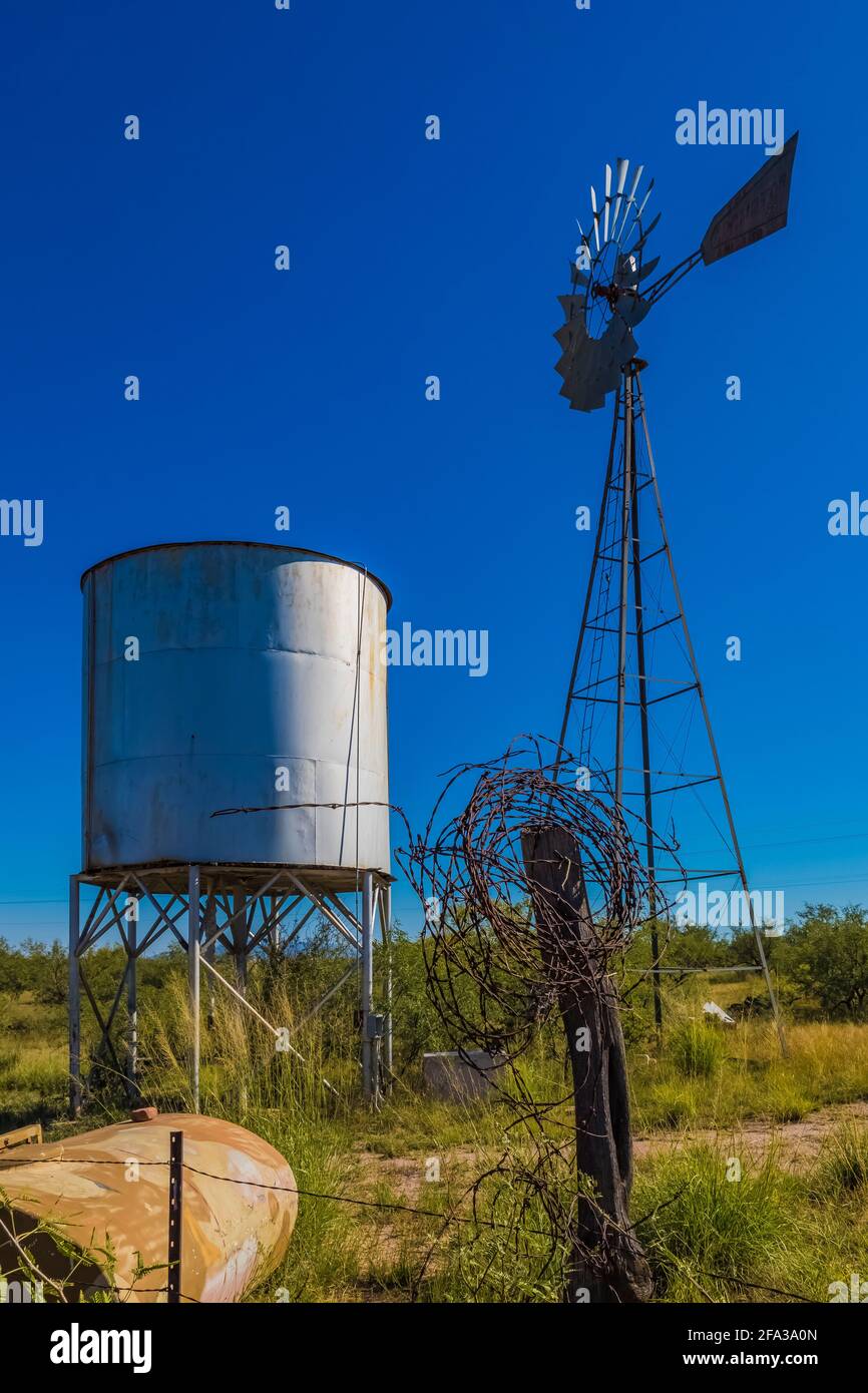 Le moulin à vent et le réservoir d'eau fournissent la source d'eau pour la région Ranch House de l'Empire Ranch et la zone nationale de conservation de Las Cienegas en Arizona, Etats-Unis Banque D'Images