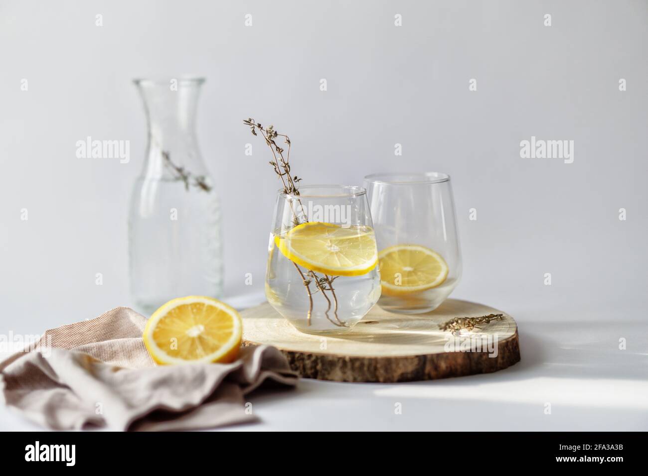 Le détox frais infusé buvez de l'eau avec des citrons et du thym recette de perte Banque D'Images