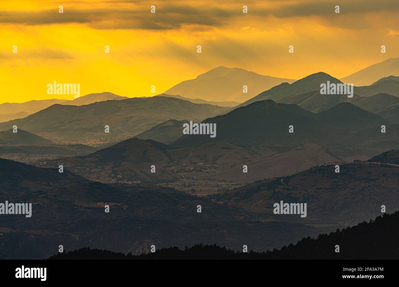 Coucher de soleil sur la chaîne de montagnes Gran Sasso. Abruzzes, Italie, Europe Banque D'Images