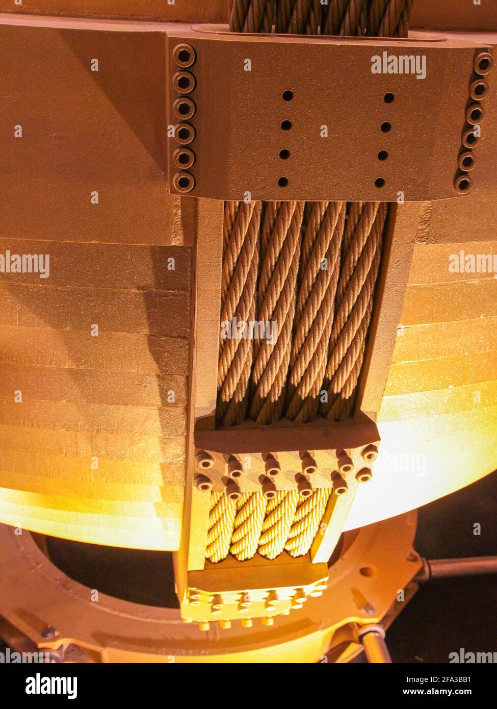 Un détail des grands câbles d'amortisseur de roulis de la plaque d'acier peinte en or. À Taipei, Taïwan. Banque D'Images