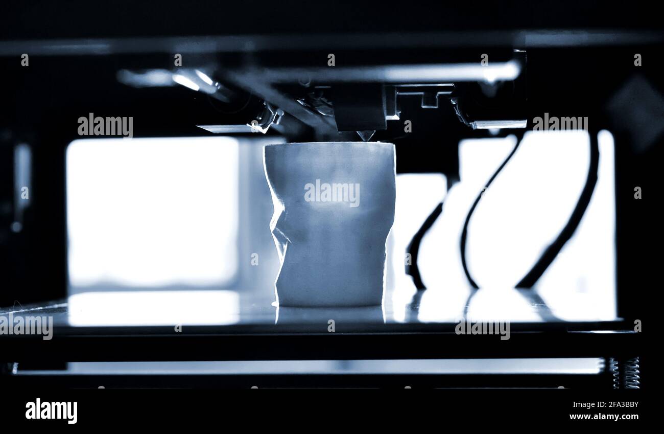 Objets imprimés par une imprimante 3d. L'imprimante 3D tridimensionnelle automatique fonctionne Banque D'Images