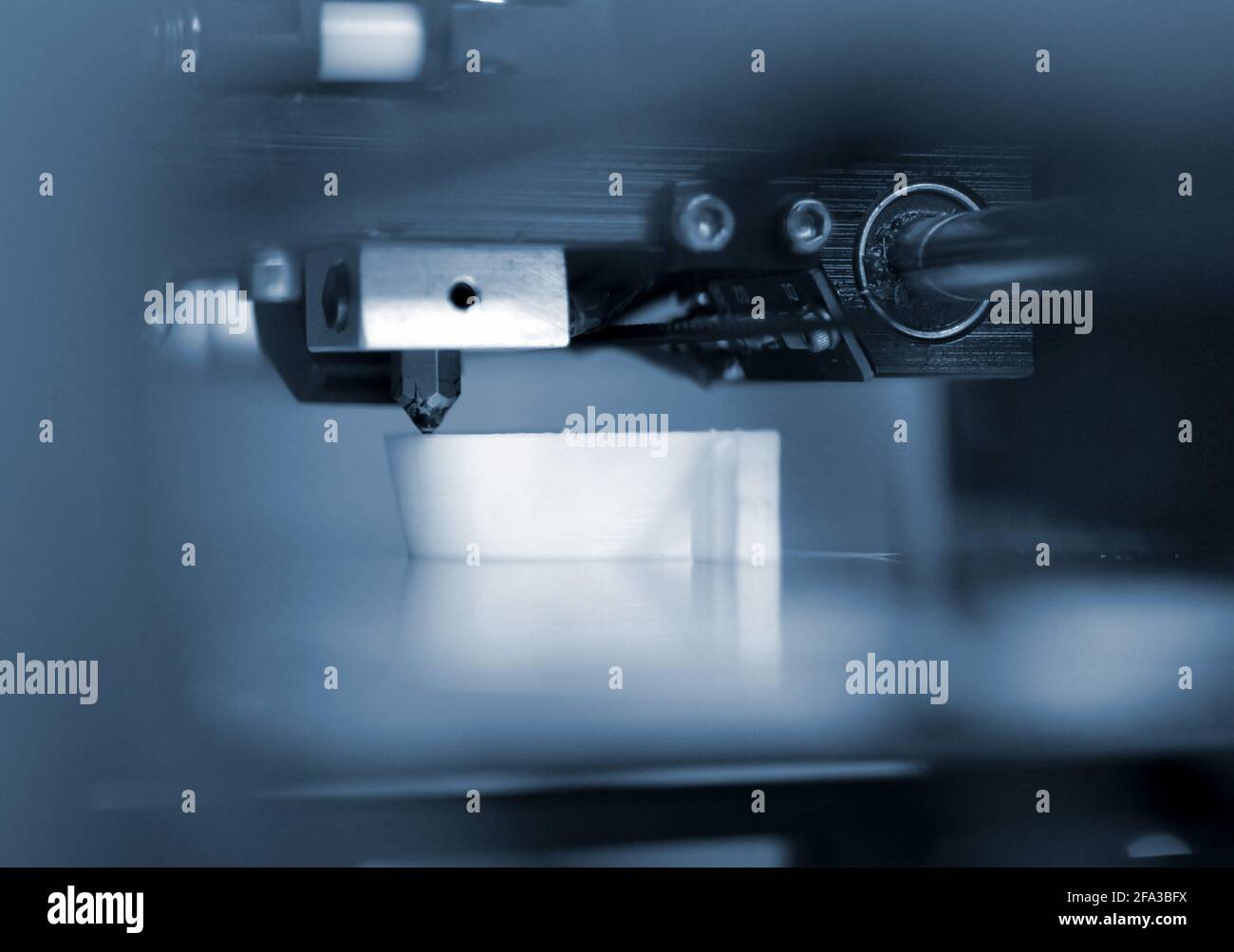 Objets imprimés par une imprimante 3d. L'imprimante 3D tridimensionnelle automatique fonctionne Banque D'Images