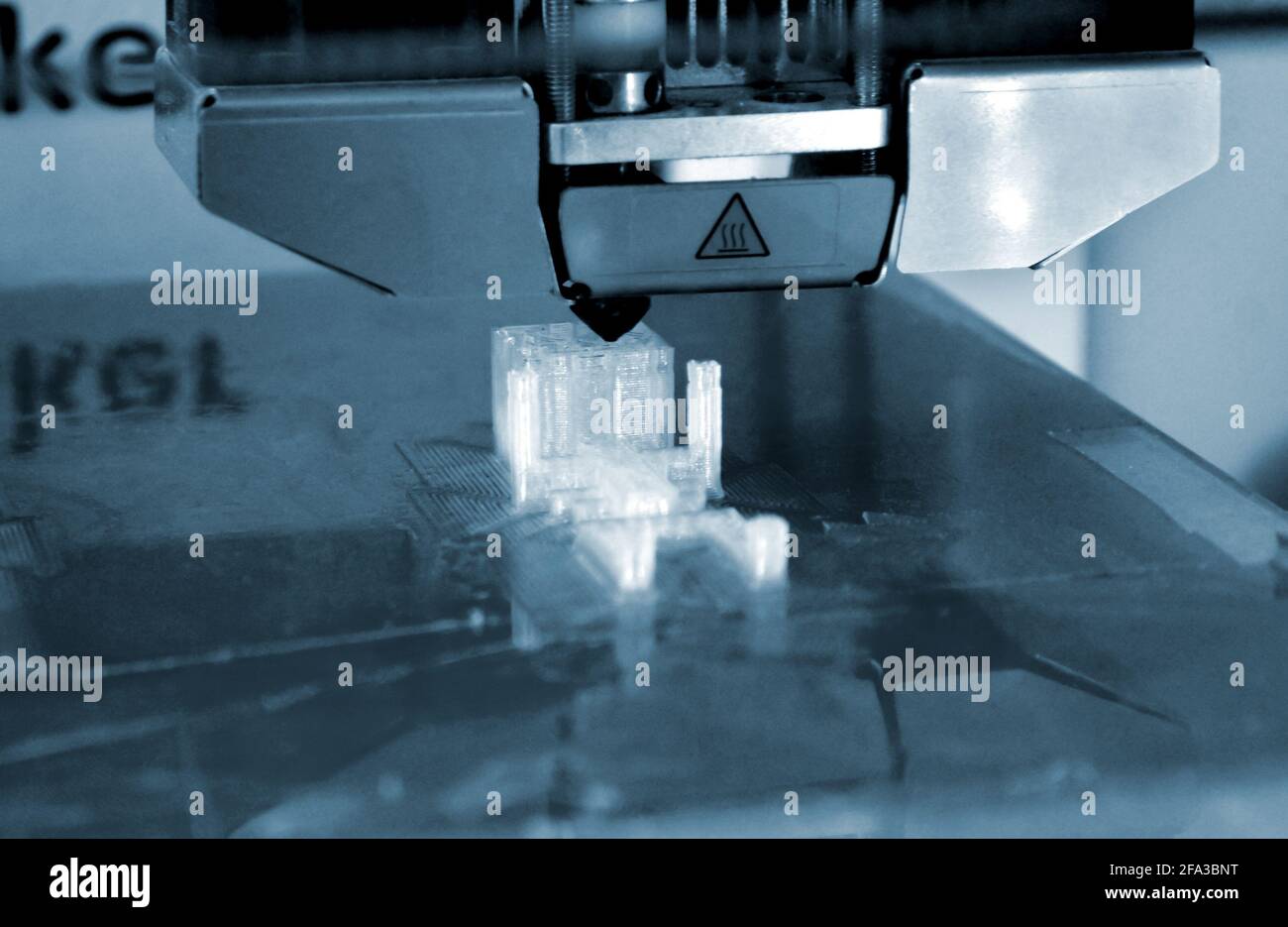 Imprimante 3D fonctionnant et créant un objet à partir de la source plastique fondu Banque D'Images