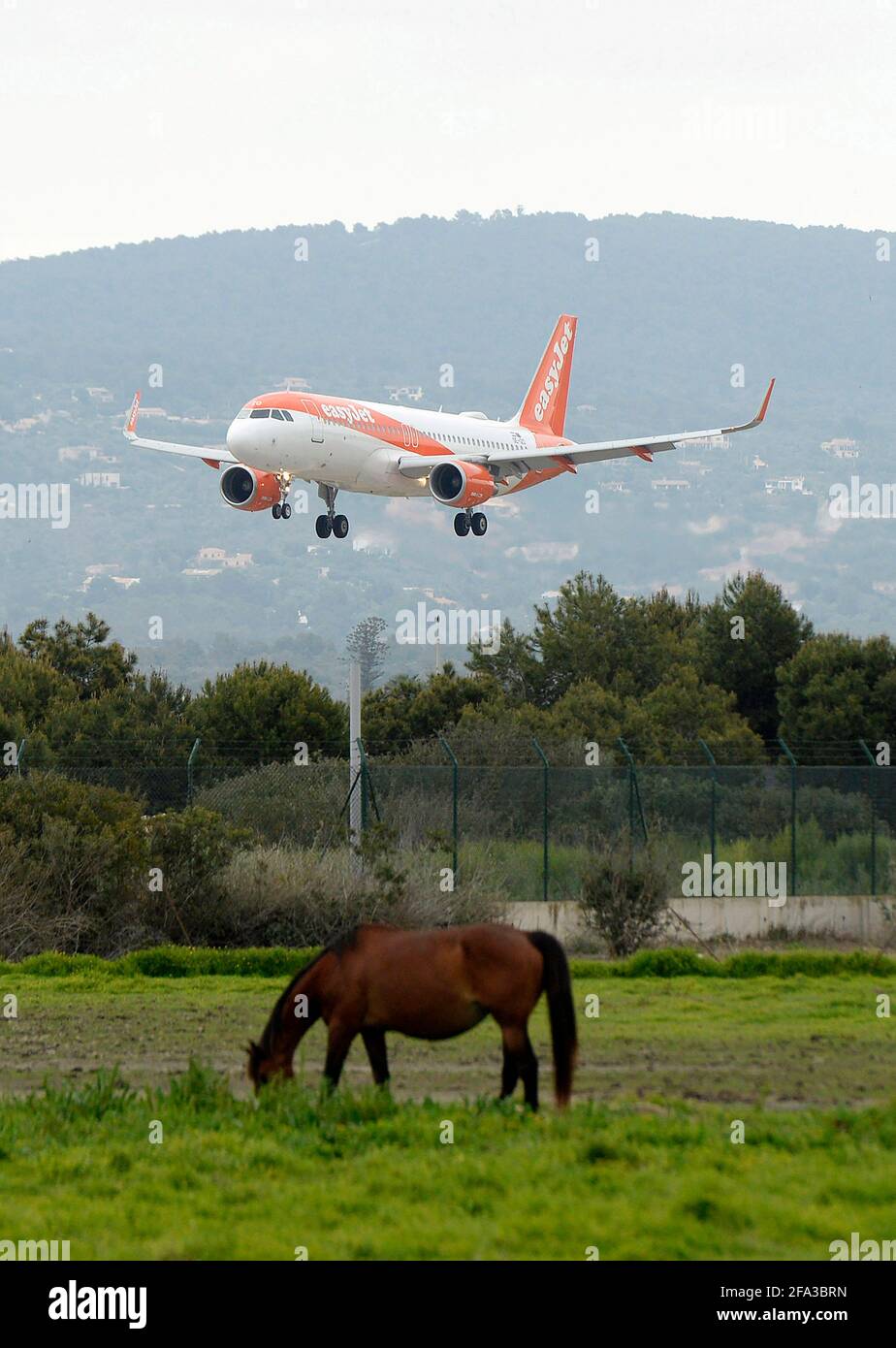 Palma de Majorque, Espagne. Avril 22 2021 : un avion d'une compagnie britannique, avec des passagers d'Allemagne, atterrit à l'aéroport son Sant Joan de Palma de Majorque. Banque D'Images