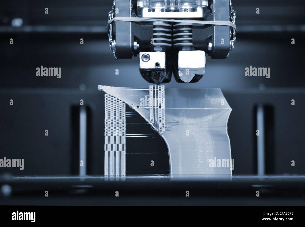 Gros plan sur l'imprimante 3d de travail. Impression de l'objet imprimante 3D. Filament en fil de plastique. Banque D'Images