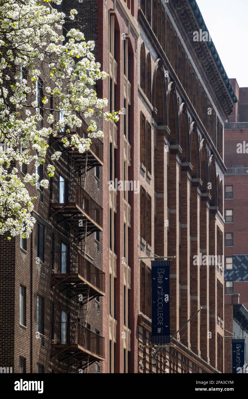 Des bâtiments universitaires Baruch College bordent la plaza sur East 25th Street, New York City, Etats-Unis Banque D'Images