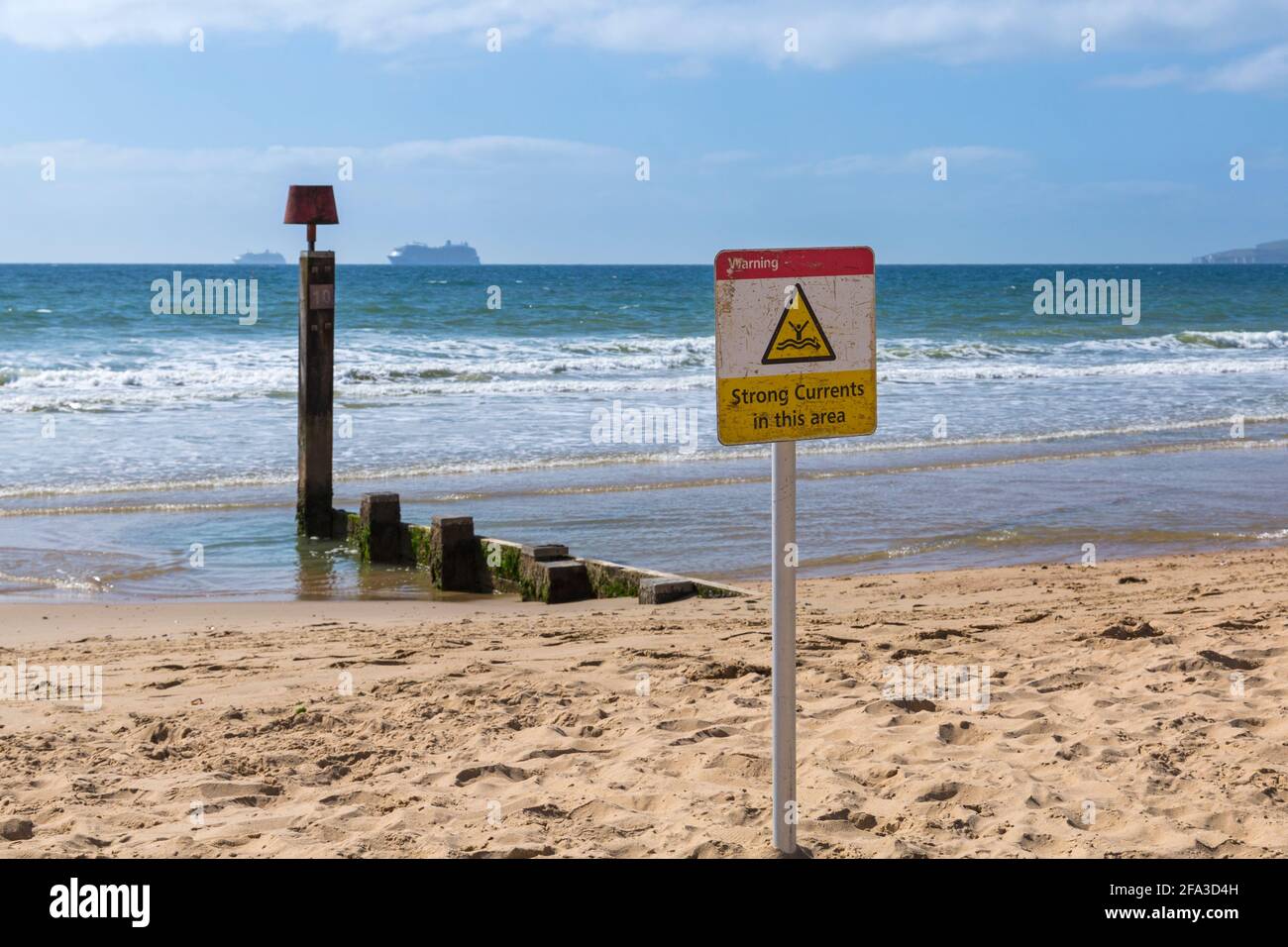 Avertissement les courants forts dans cette zone signe sur la plage de Bournemouth à Bournemouth, Dorset UK le jour ensoleillé en avril Banque D'Images