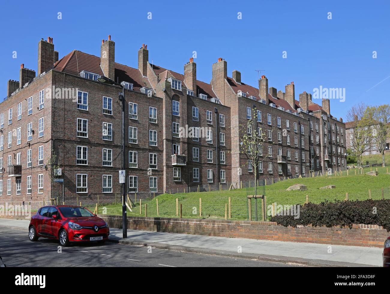 Des immeubles de logements publics sont situés sur le domaine de Dog Kennel Hill à East Dulwich, Londres. L'un des plus grands États survivants de Londres. Banque D'Images