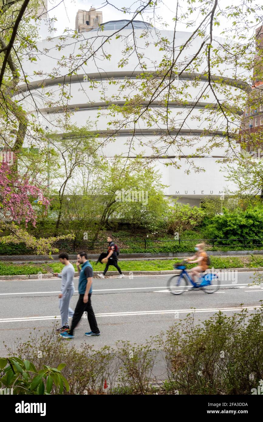 Extérieur du Musée Guggenheim au printemps vu de Central Park, NYC Banque D'Images