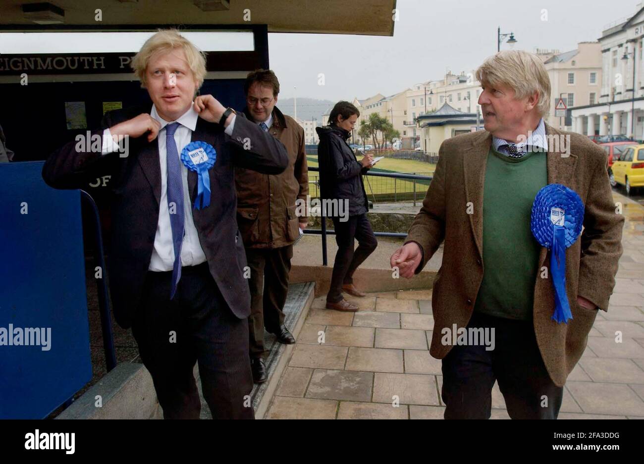BORIS JOHNSON VIENT À TEIGNMOUTH DANS DEVON L'AIDE DE SON PÈRE,STANLEY FAIRE UN PEU DE CAMPAGNE.22 AVRIL 2005 TOM PILSTON Banque D'Images