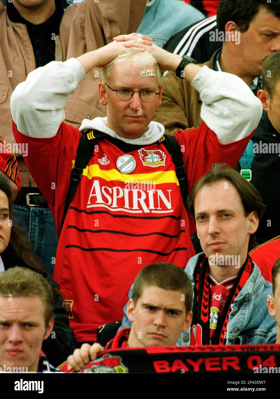 Unterhaching, Allemagne 20.5.2000, football: SPVVG Unterhaching vs Bayer 04 Leverkusen 2:0, Leverkusen rate le championnat en perdant le dernier match de la saison juste au sud de Munich, domicile du gagnant de saison Bayern - frustrés Leverkusen fans Banque D'Images