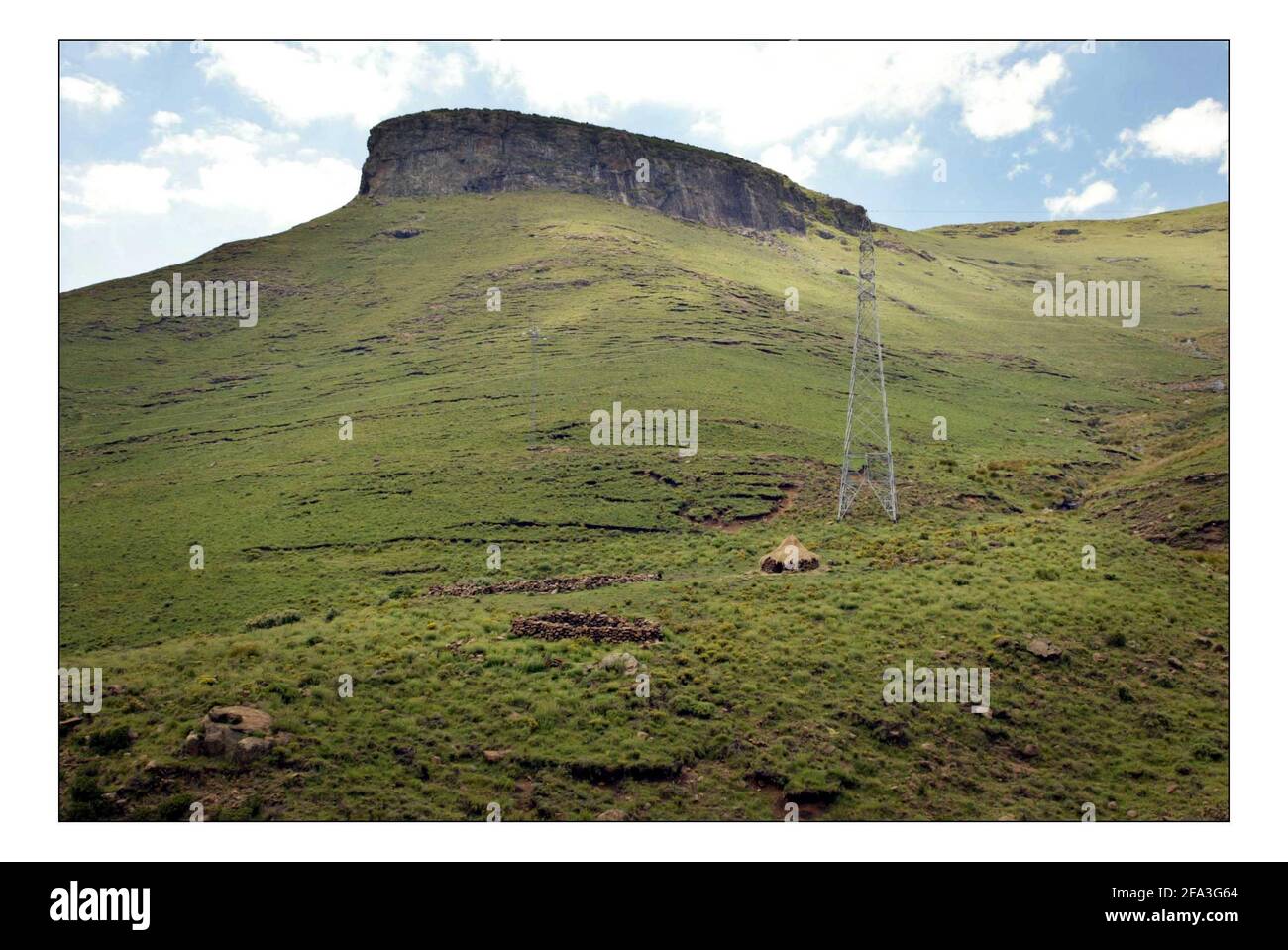 Appel de Noël indépendant.....Envoyer une vache ou une aide en stock au Lesotho....UNE hutte de bergers le long d'un pylône électrique dans les montagnes du Lesotho. Photo de David Sandison novembre 2004 Banque D'Images