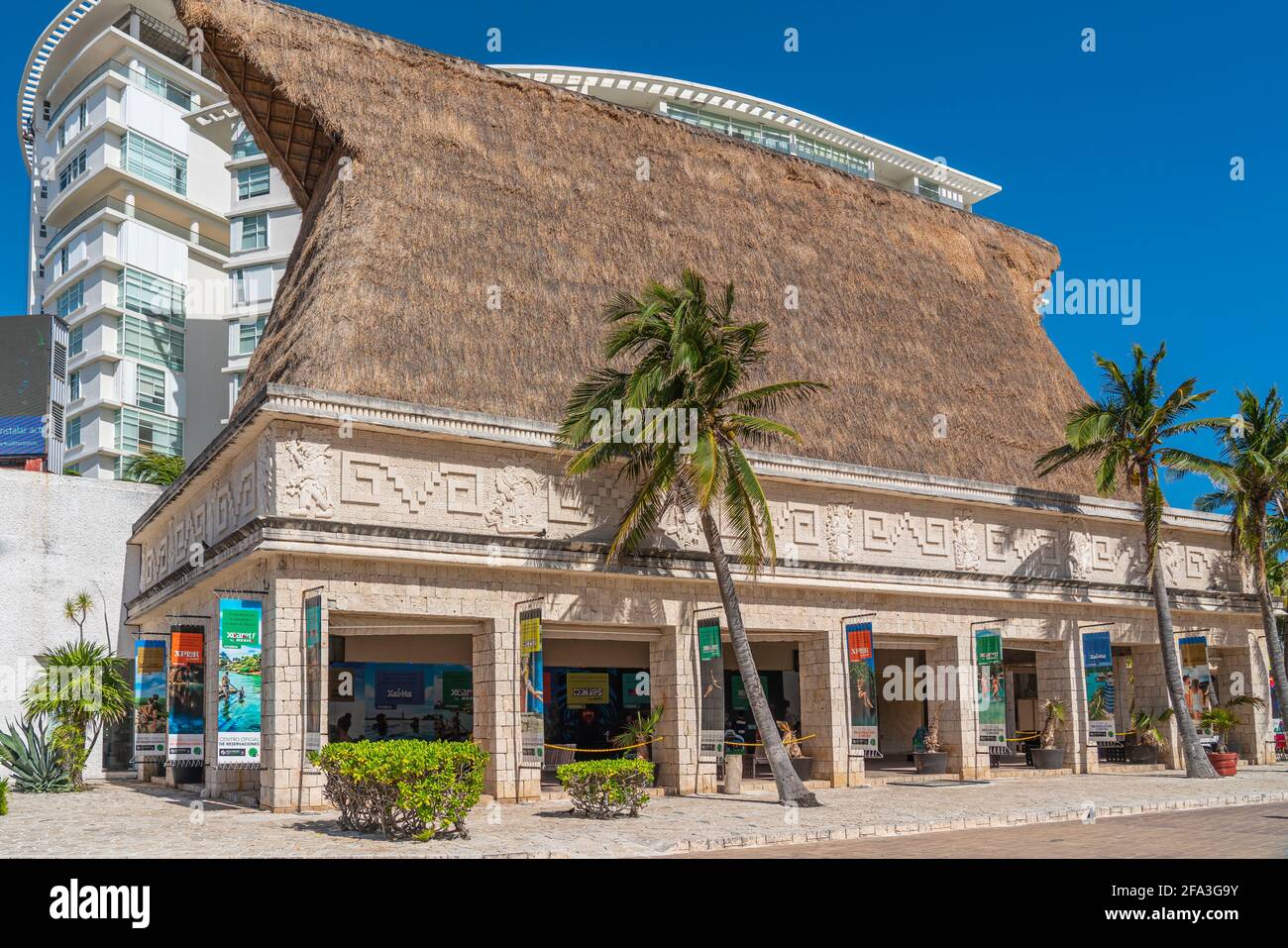 CANCUN, MEXICO - MARS 10.2021: Bâtiment avec un toit de chaume à côté de la jetée à Playa Caracol, Boulevard Kukulcan, Hotel zone, Cancun, Mexique Banque D'Images