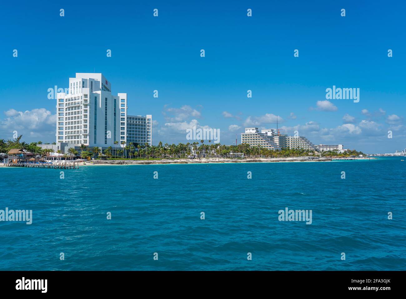 CANCUN, MEXICO - MARS 10.2021: Vue de la zone Hôtel, Cancun avec l'Hôtel Riu de la belle mer turquoise Banque D'Images