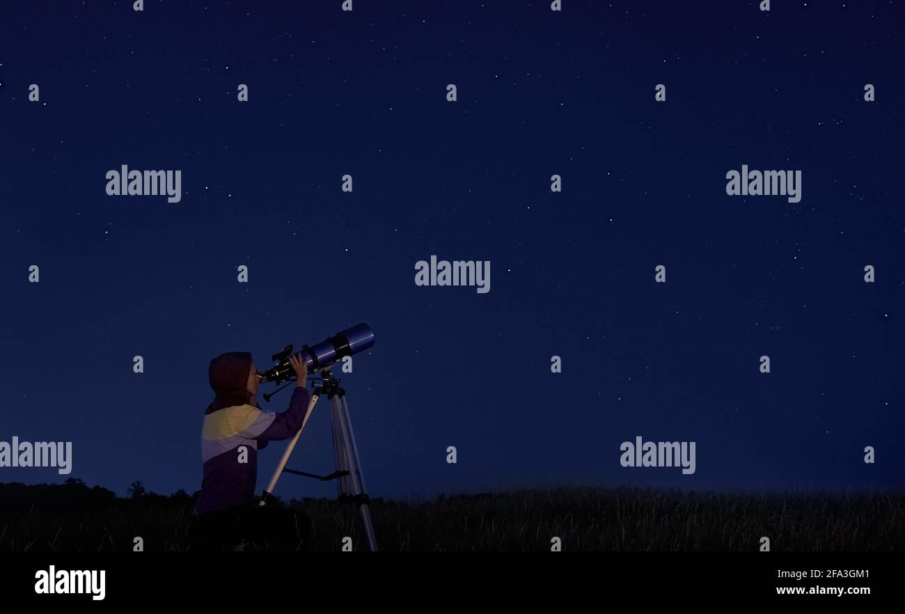 Télescope et étoiles. Femme regarde à travers un télescope optique à un ciel étoilé. Observation des étoiles, ciel nocturne, astronomie Banque D'Images