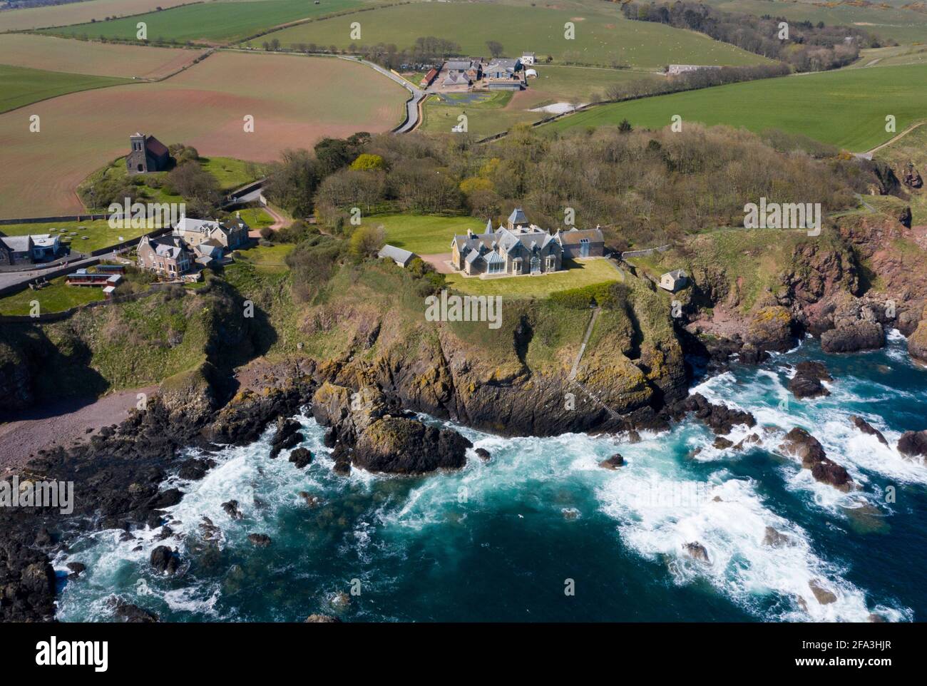 Vue aérienne des propriétés au sommet d'une falaise à St Abbs, Berwickshire, Écosse, Royaume-Uni. Banque D'Images