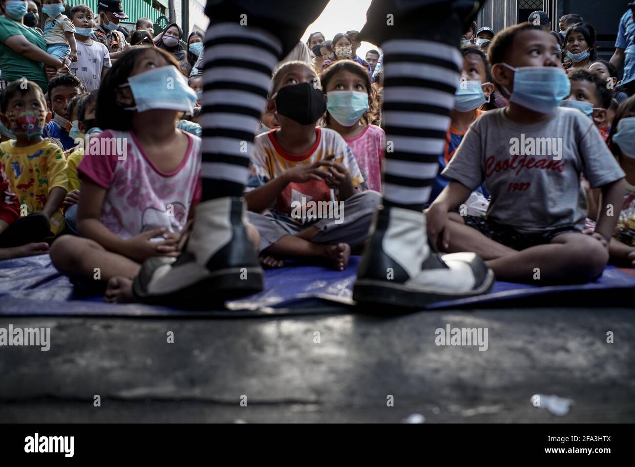 Jakarta, DKI Jakarta, Indonésie. 22 avril 2021. La communauté a assisté à l'action de la communauté d'Aku Badut Indonésie (ABI) tout en divertissant les enfants des victimes d'incendie dans un village densément peuplé à Jakarta, Indonésie, jeudi (04/22/2021). L'initiative a été réalisée par des clowns comme un trauma de guérison pour les enfants de la catastrophe qui a brûlé des dizaines de maisons. Crédit : Muhammad Zaenuddin/ZUMA Wire/Alay Live News Banque D'Images