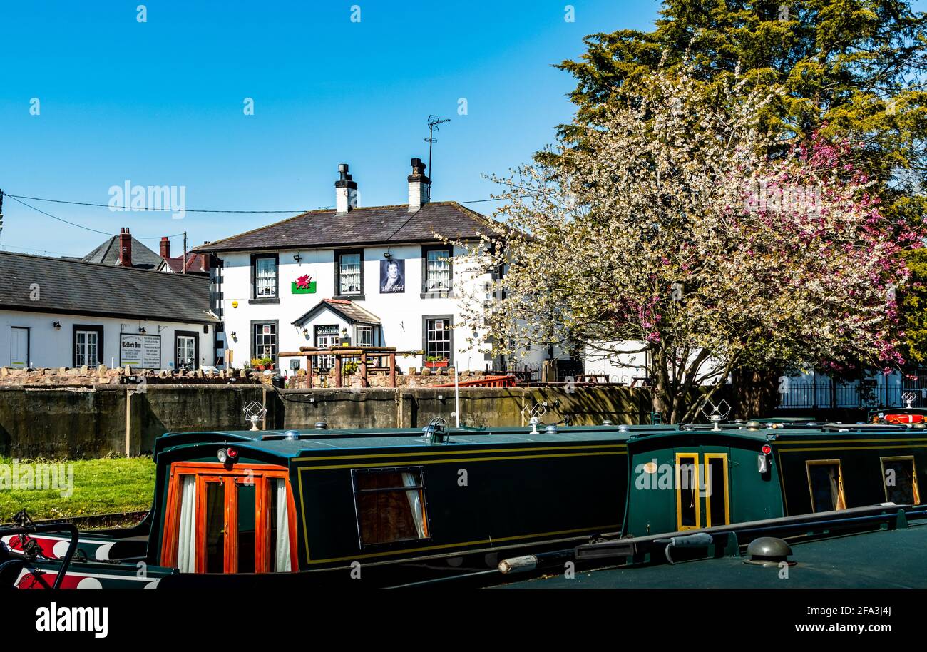un bateau garé sur le côté d'un pub Banque D'Images