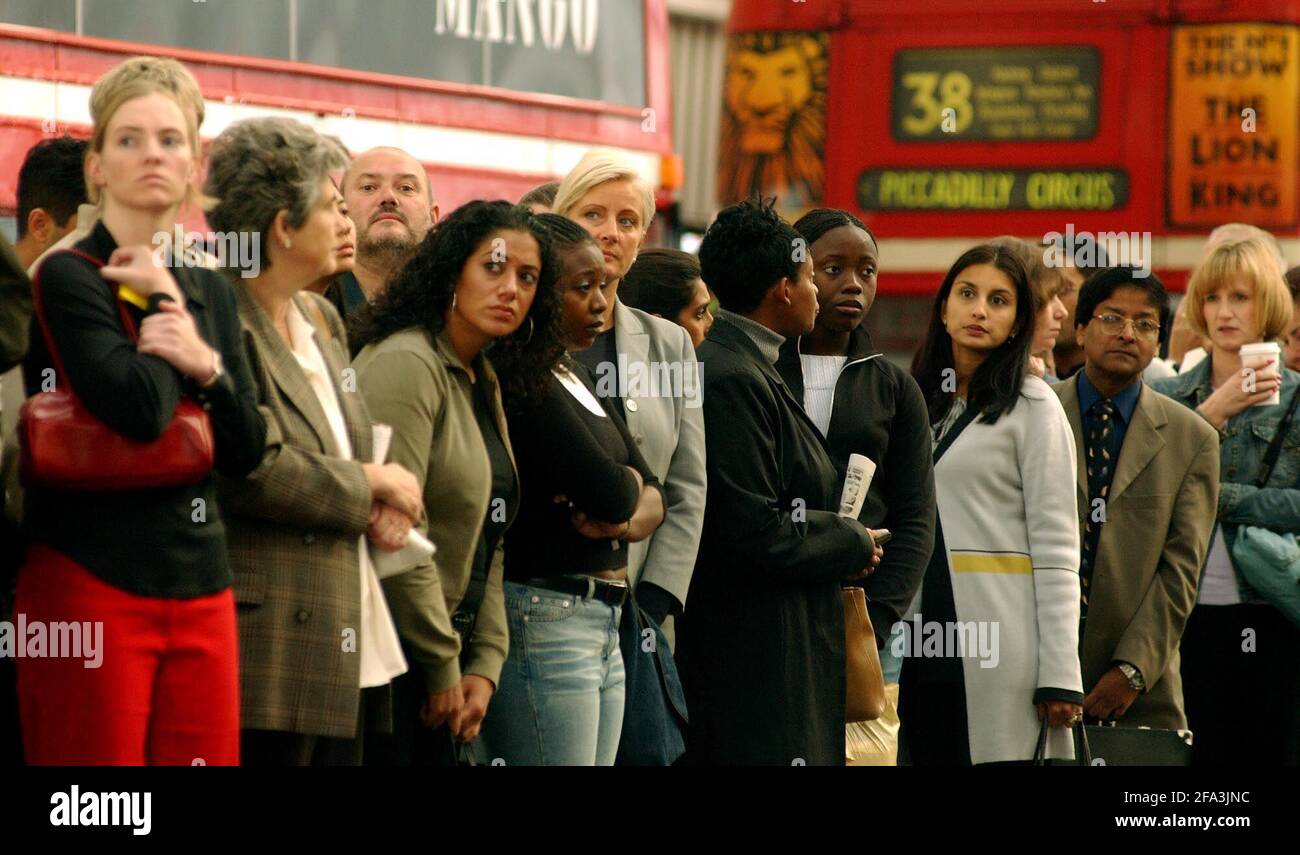 Les navetteurs attendant les bus à Victoria ce matin à raison de Todays tube Strike.25 septembre 2002 photo Andy Paradise Banque D'Images