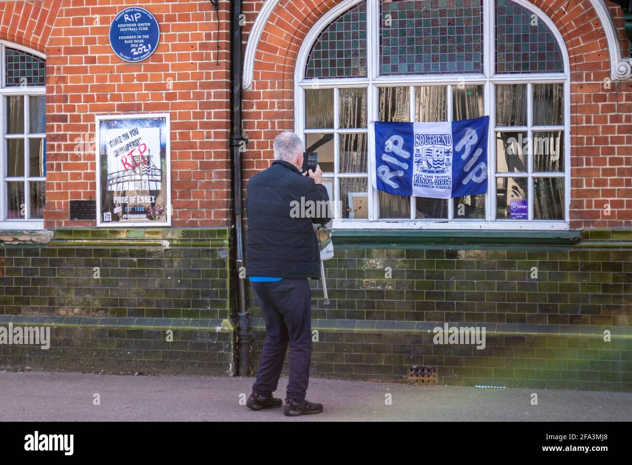 Proteste contre le graffiti de Ron Martin devant le pub Blue Boar président de Southend Utd football qui fait face à la relégation Banque D'Images